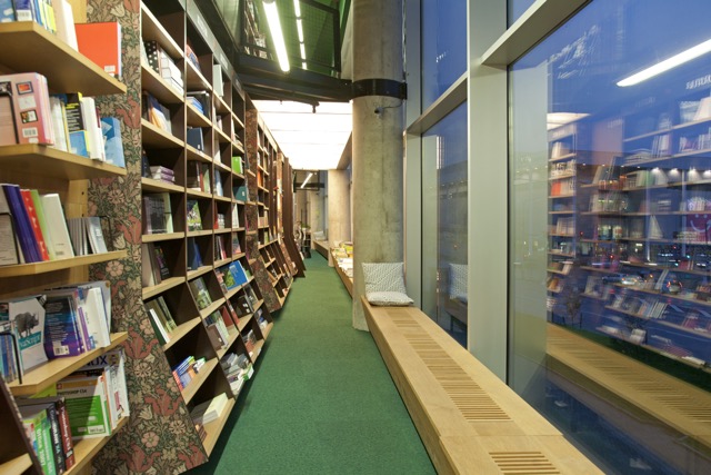 Lesebank vor B&uuml;cherregalen in einer Lern- und Leseumgebung
