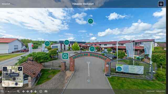Innenhof mit Eingangstor und Tour-Hotspots