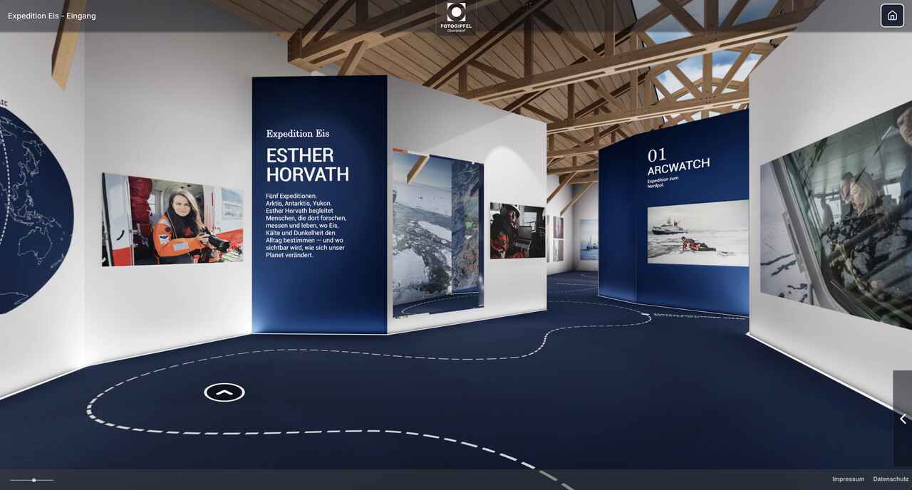 Eingang der virtuellen Ausstellung &bdquo;Expedition Eis&ldquo; mit Fotografien von Esther Horvath beim Fotogipfel Oberstdorf 2026