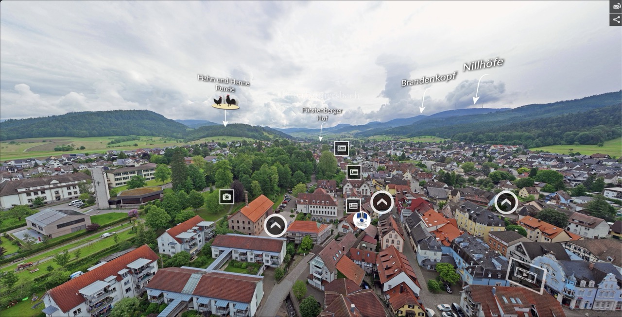 Altstadt von Zell am Harmersbach mit Fachwerkh&auml;usern und Kirchturm