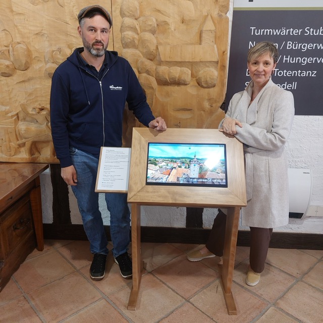 Touchscreen im Foyer des Storchenturm-Museums, Besucher erkundet die VR-Tour