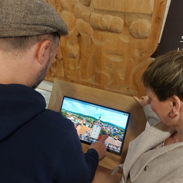 Touchscreen-Installation von hinten, Blick &uuml;ber die Schulter der Besucher