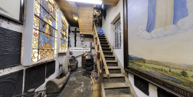 Sehr steile, historische Treppe im Storchenturm mit &uuml;ber 100 Stufen